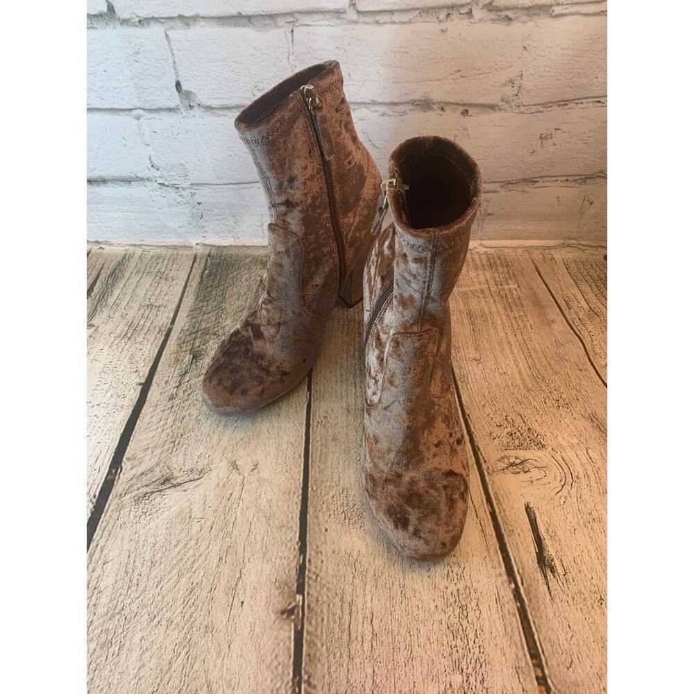 STEVE MADDEN Women’s "Gaze" Velvet Ankle Boots / Size: 6.5